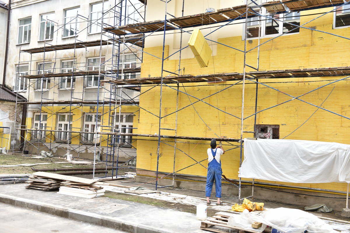 Мэр Ярославля проверил готовность пристройки к школе №43