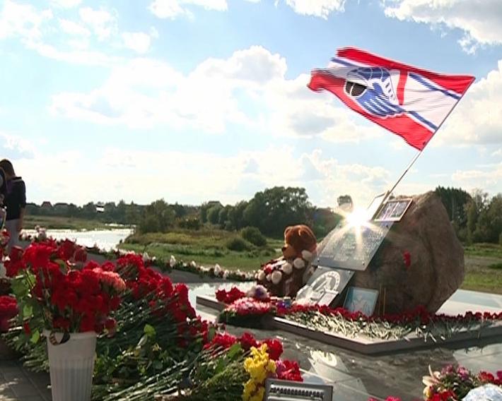 7 лет без «Локомотива»: слезы, цветы, гудок-памяти и премьера фильма