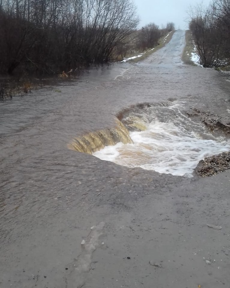 Из-за непогоды в Ярославской области подтопило дорогу: организовано круглосуточное дежурство