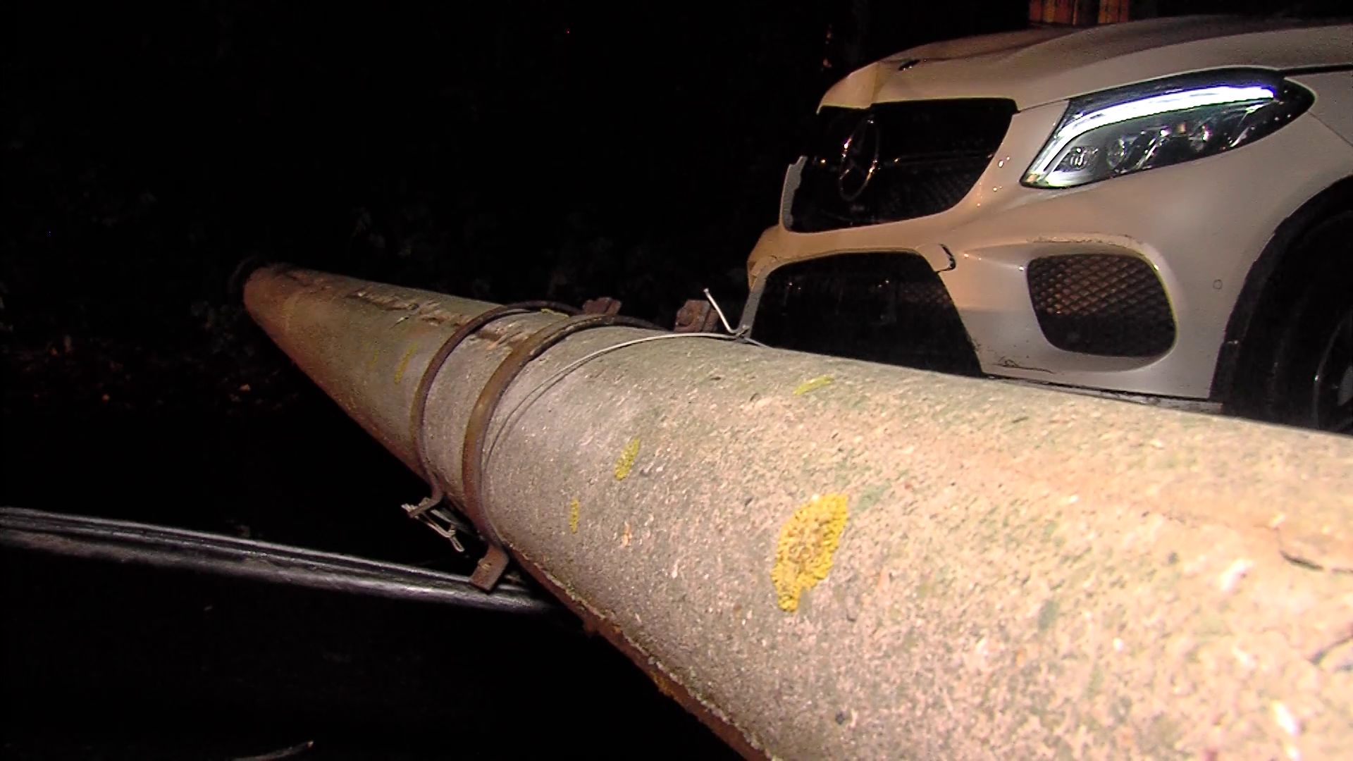 Внедорожник снес опору электроосвещения на Свердлова