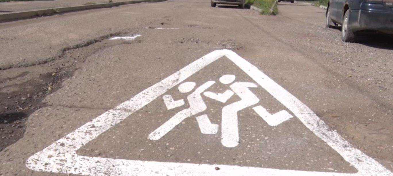 Заволгой жители закрашивают ямы на дорогах белой краской