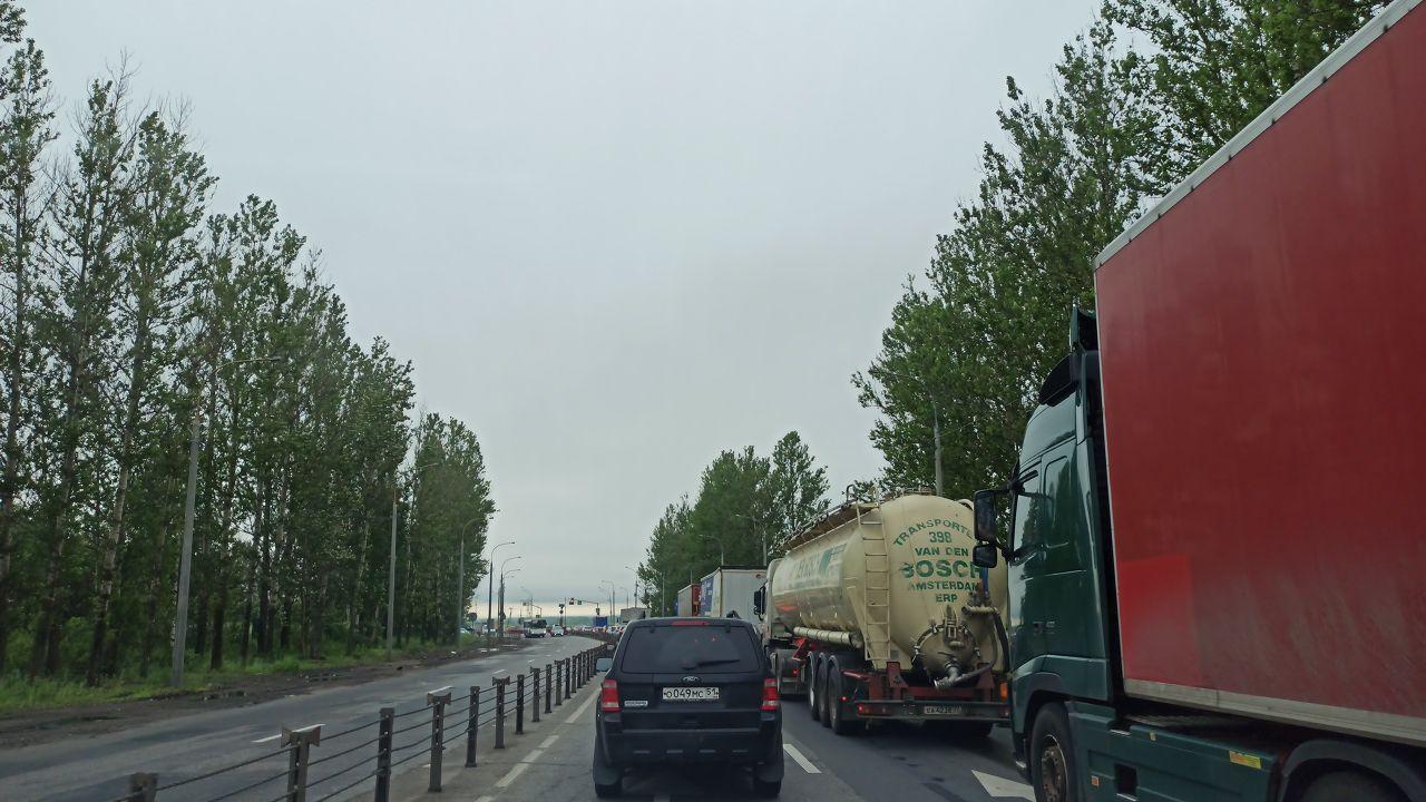 На ЮЗОД образовалась пробка из-за неработающего светофора на перекрестке