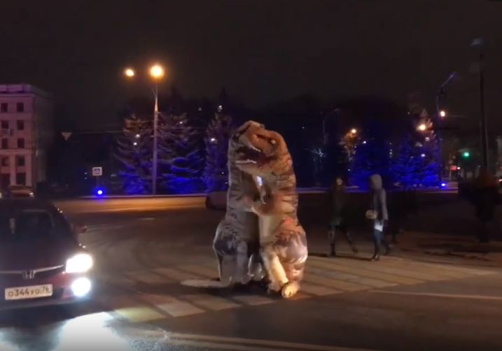 Диномания: ярославская молодежь перекрыла движение ради танцев