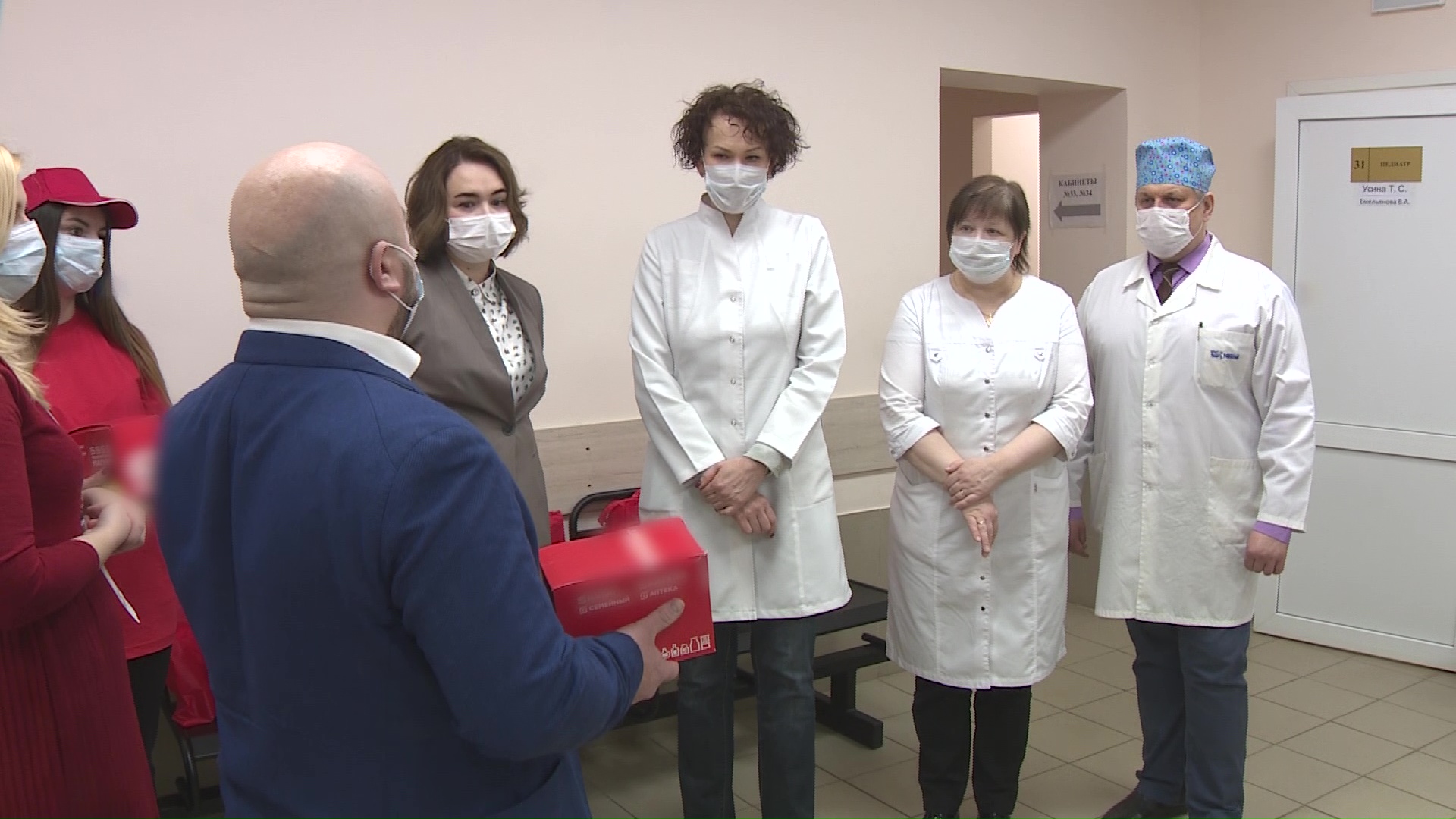 Врачам региона, борющимся с коронавирусом, начали вручать специальные накопительные карты