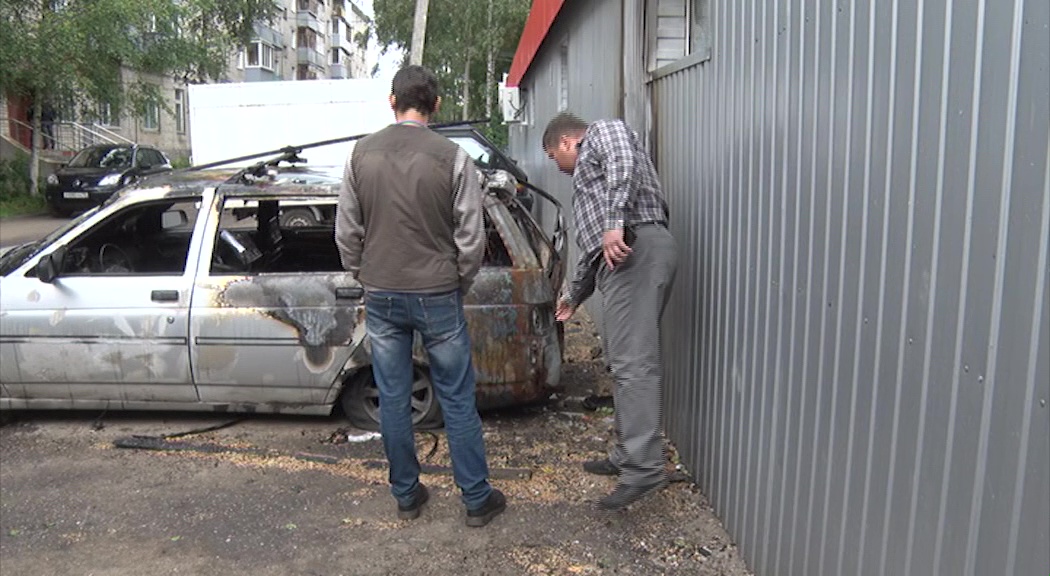 Сотрудник рыбинского коллекторского агентства обвиняет должников в угрозах и поджоге его авто