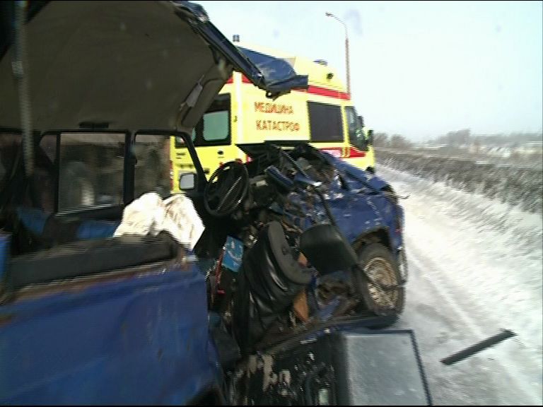 Крупная авария на Промышленном шоссе: ВАЗ столкнулся с фурой
