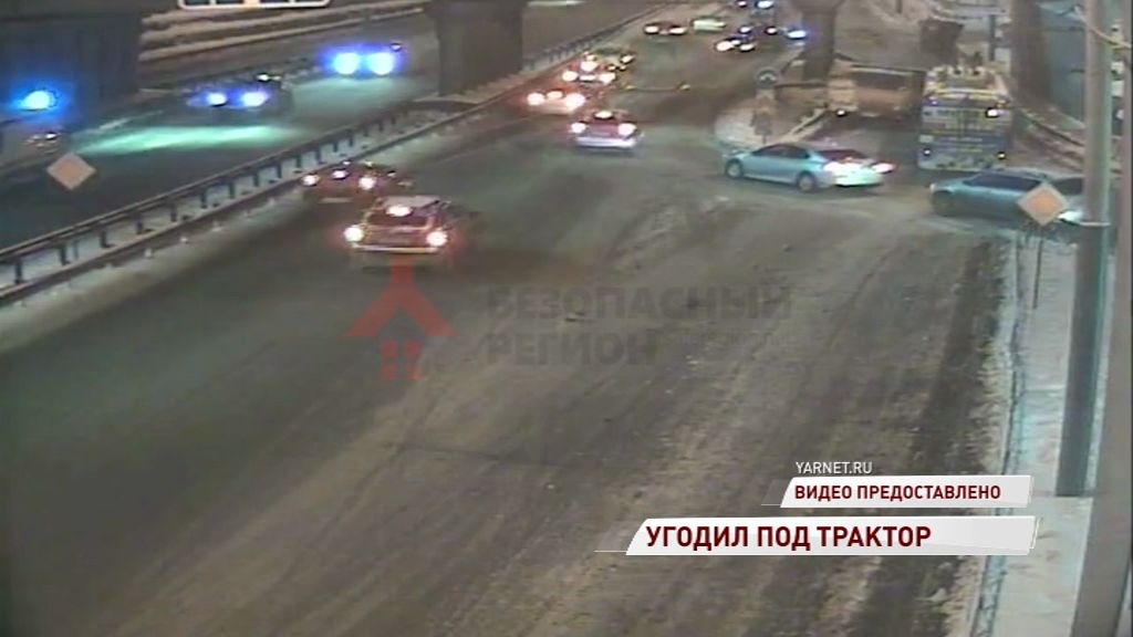 На Московском проспекте легковушка угодила под автогрейдер