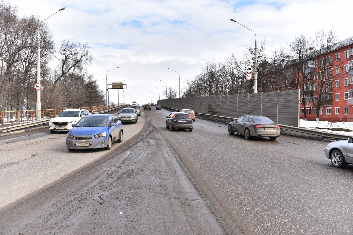 На подъездах в Октябрьскому мосту за ночь залатали ямы