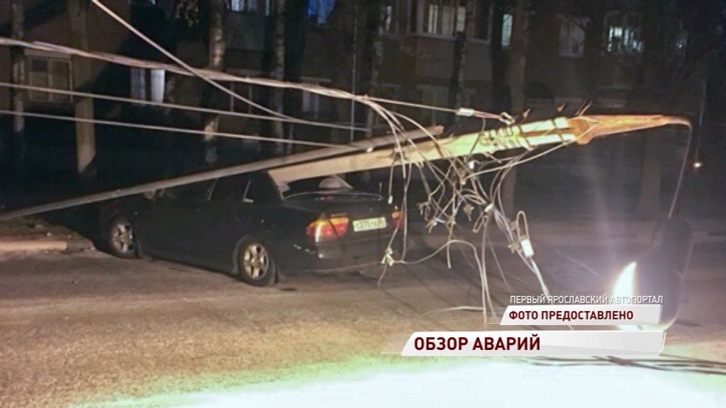 Иномарка снесла фонарный столб в центре Ярославля