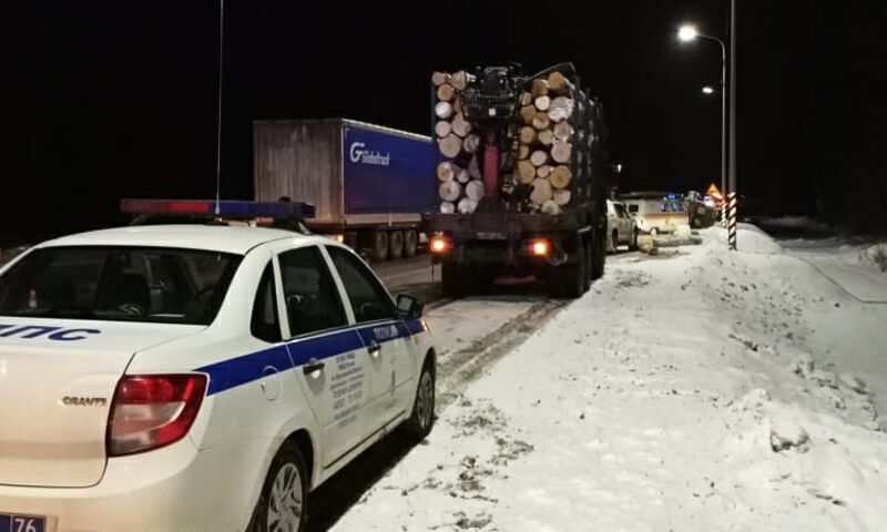 Два грузовика и легковой автомобиль столкнулись на трассе в Ярославском районе