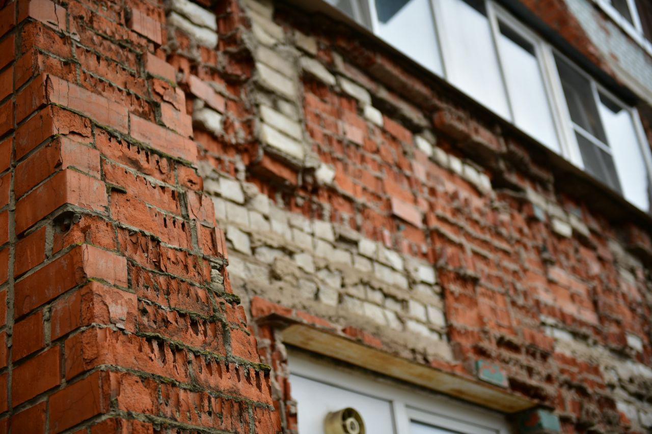 Администрация уговаривает жителей сделать капремонт осыпающегося фасада