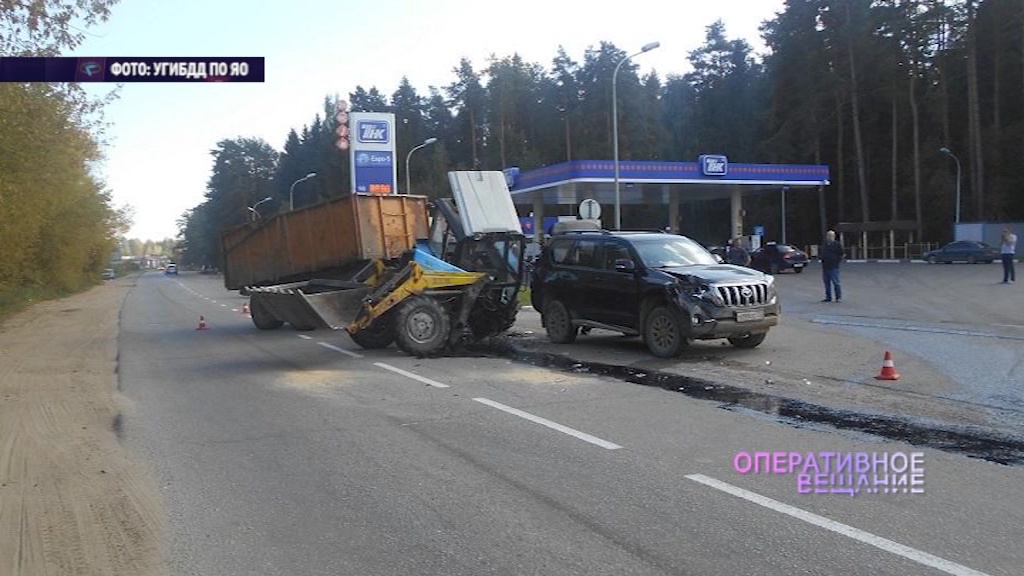 Под Угличем после столкновения с иномаркой напополам развалился трактор