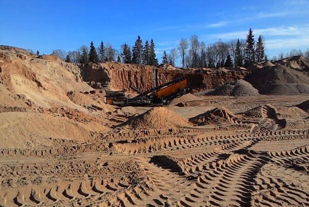Недропользователей накажут за разрушение дорог при добыче песка