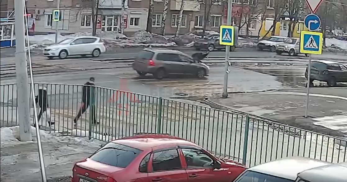 ВИДЕО: Водитель сбил перебегавшую дорогу девочку-подростка