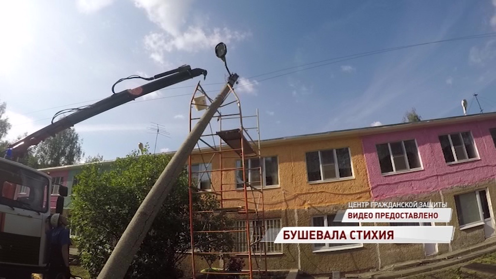 Немного ветрено: в Ярославле на детский сад едва не обрушился тяжелый бетонный столб