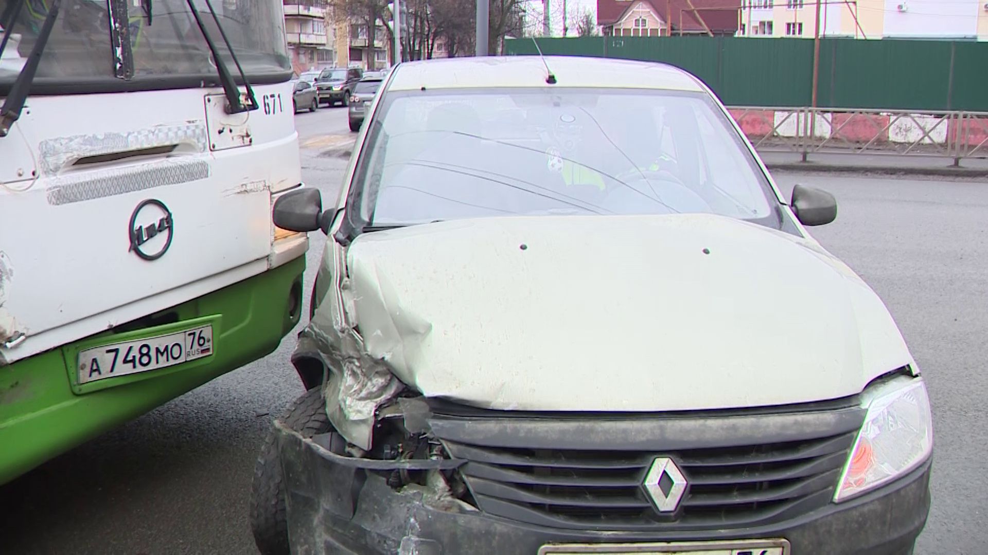 Автобус влетел в легковушку напротив «Серого дома» в Ярославле