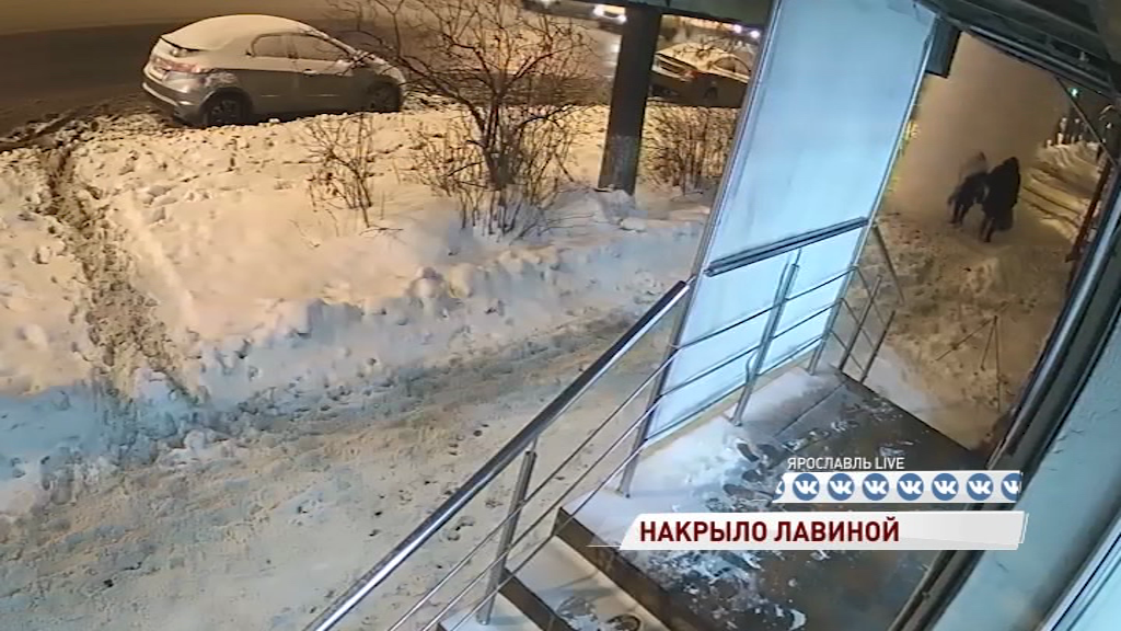 ВИДЕО: Снежная лавина снесла двух женщин в центре Ярославля