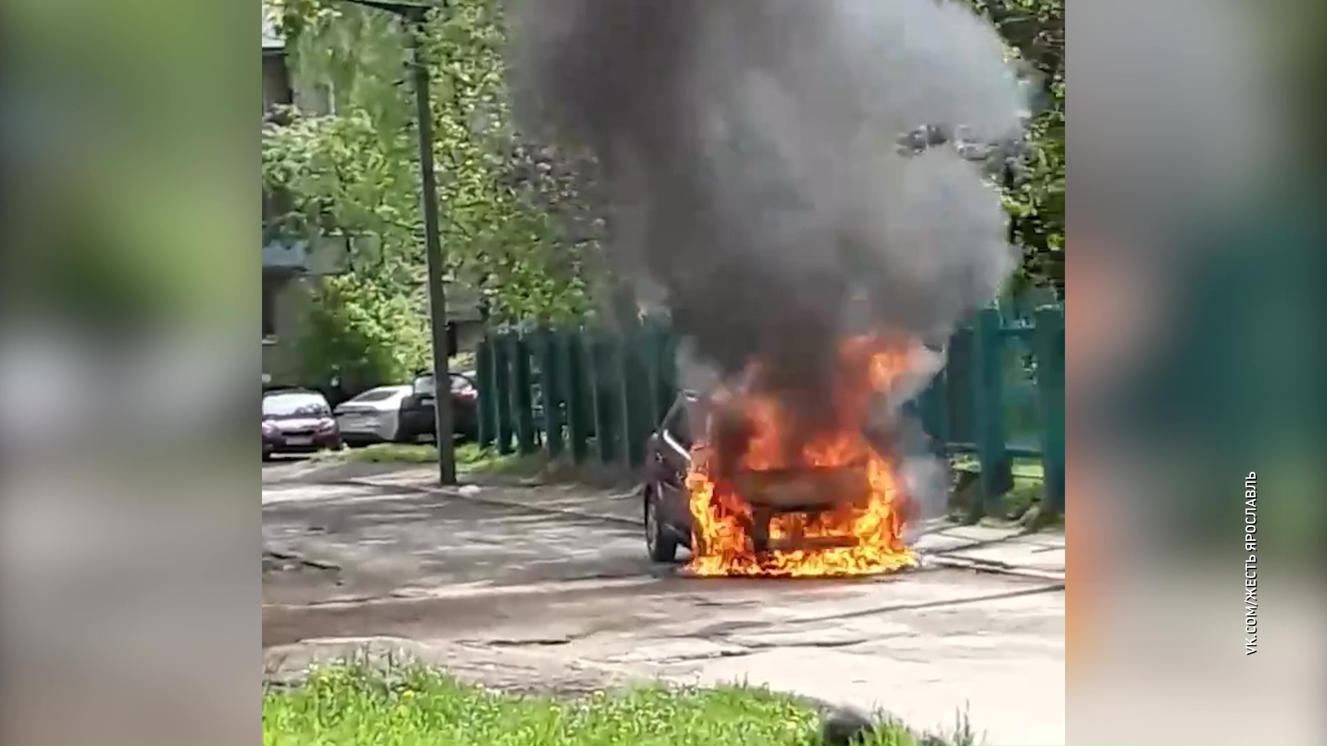 Напротив садика на Ньютона сгорела иномарка