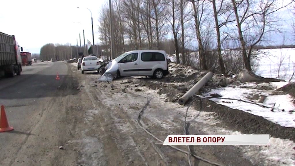 Иномарка влетела в бетонную опору на ЮЗОД