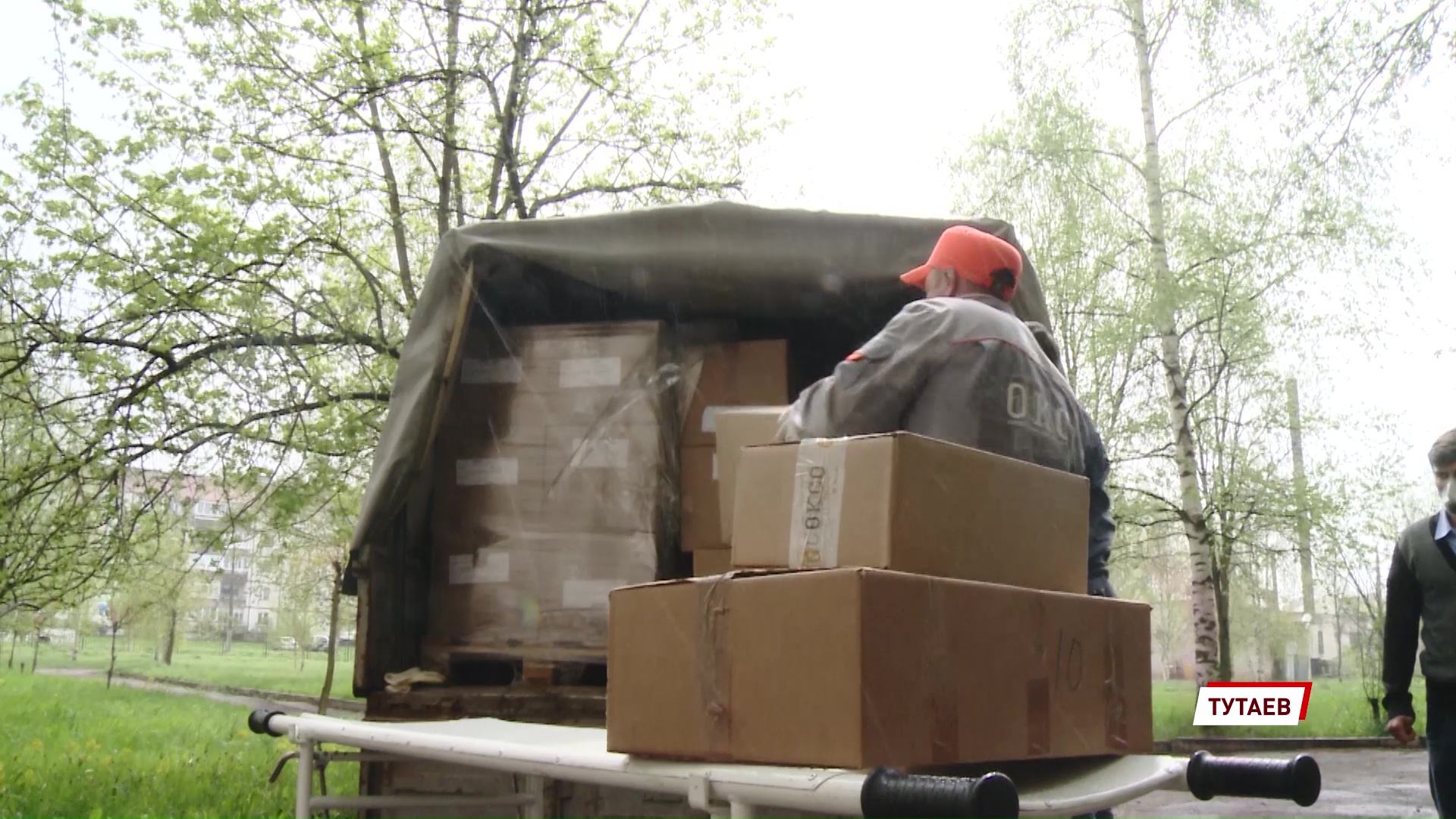 Тутаевская ЦРБ получила маски, антисептики и защитную одежду от местного предприятия