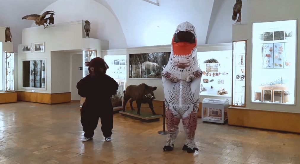 В пустых залах музея-заповедника станцевали медведь и динозавр