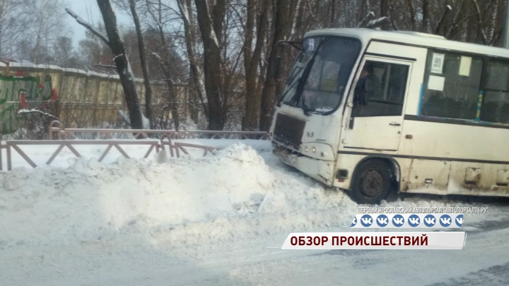 Маршрутка наехала на забор на заснеженной улице