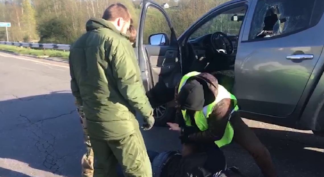 ВИДЕО: Остановили для проверки и - лицом в асфальт: ФСБ взяла курьеров с килограммами наркотиков