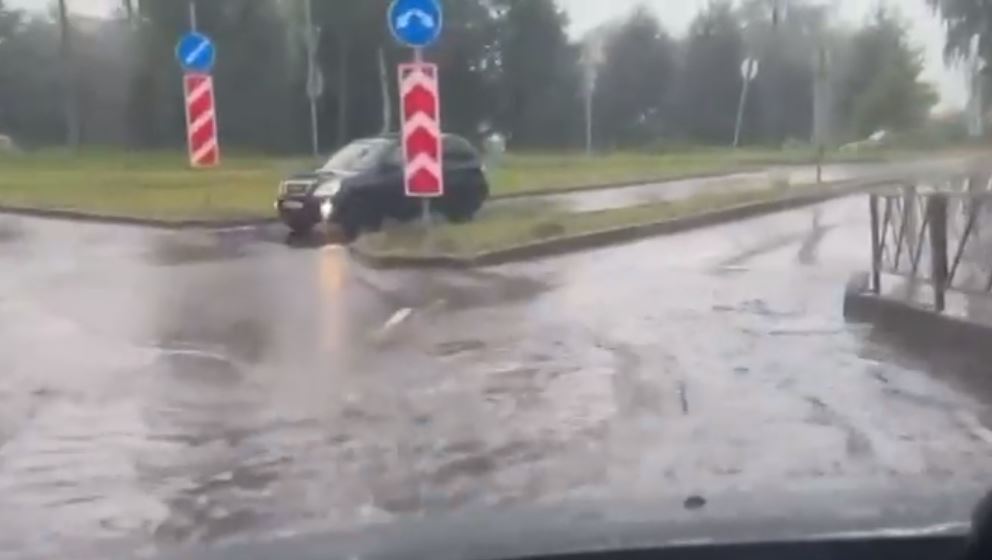 В Рыбинске из-за дождя затопило дорогу