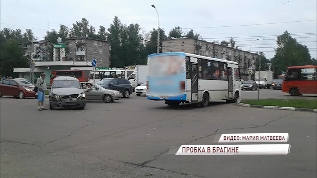 Брагино встало в огромную пробку из-за ДТП на перекрестке