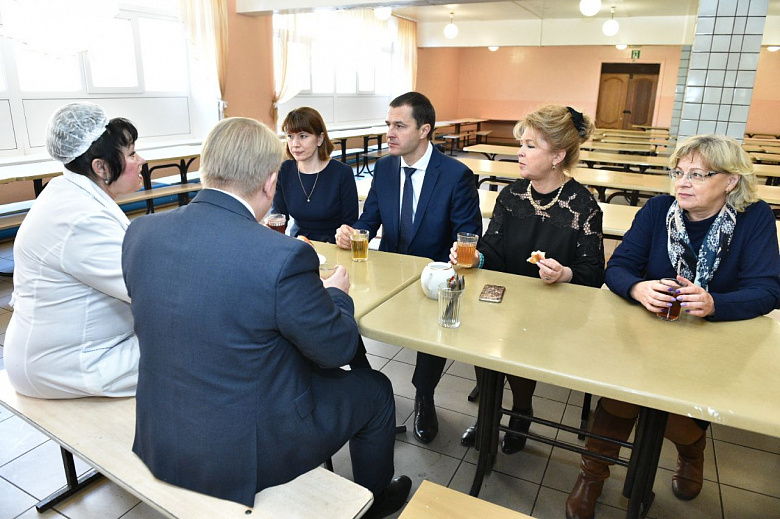 Владимир Волков проверил столовую ярославской школы по жалобе местной жительницы