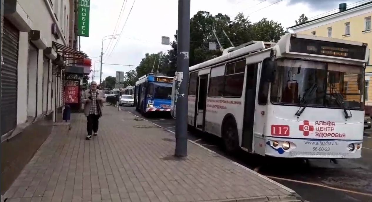 В Ярославле на Красной площади образовалась пробка из троллейбусов