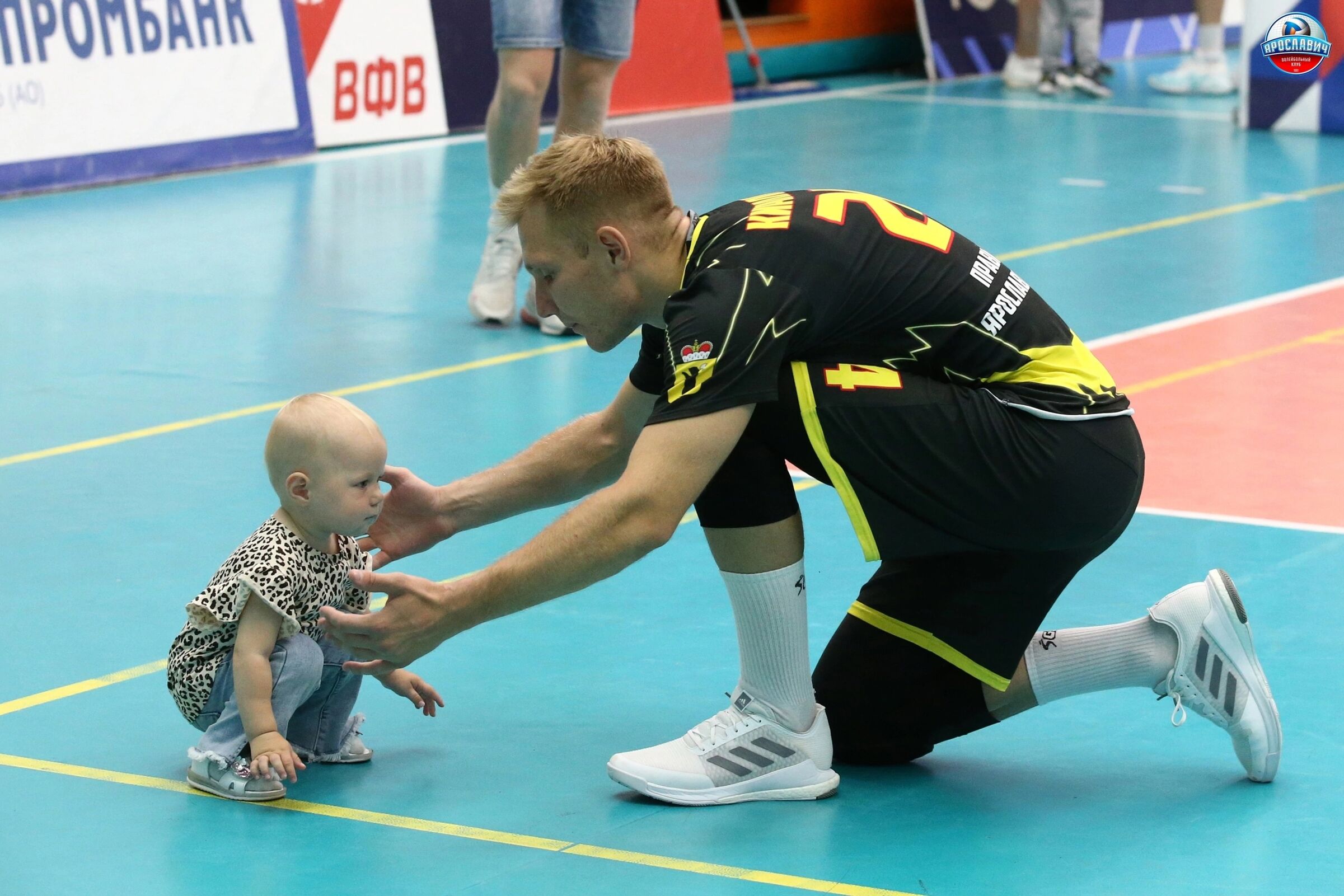 «Дочь Оливия - его талисман»: жены волейболистов ВК Ярославич делятся секретами семейной жизни