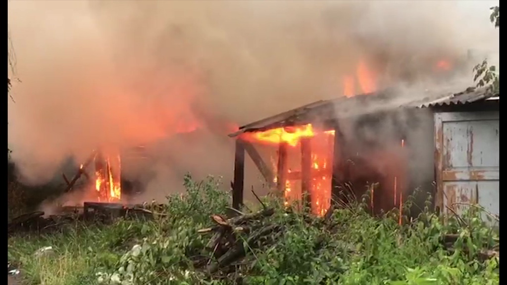 На улице Клубной загорелись деревянные постройки