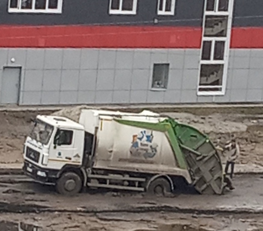 На объездах Тутаевского шоссе застрял мусоровоз