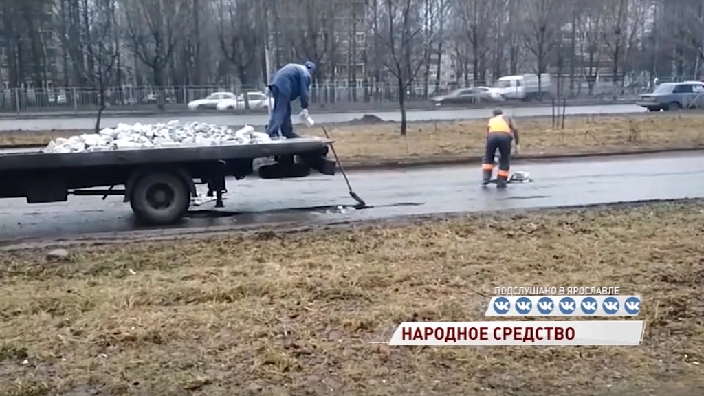В мэрии назвали хулиганством ямочный ремонт дороги кирпичами