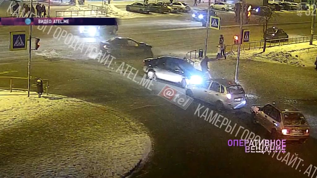 В Рыбинске столкнулись две иномарки: машина вылетела прямо на переход с людьми
