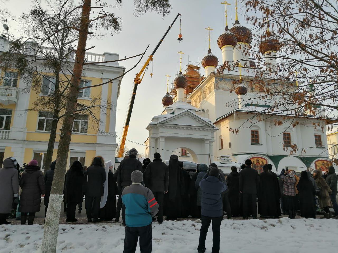ВИДЕО: На колокольню Кирилло-Афанасьевского монастыря подняли купол с крестом