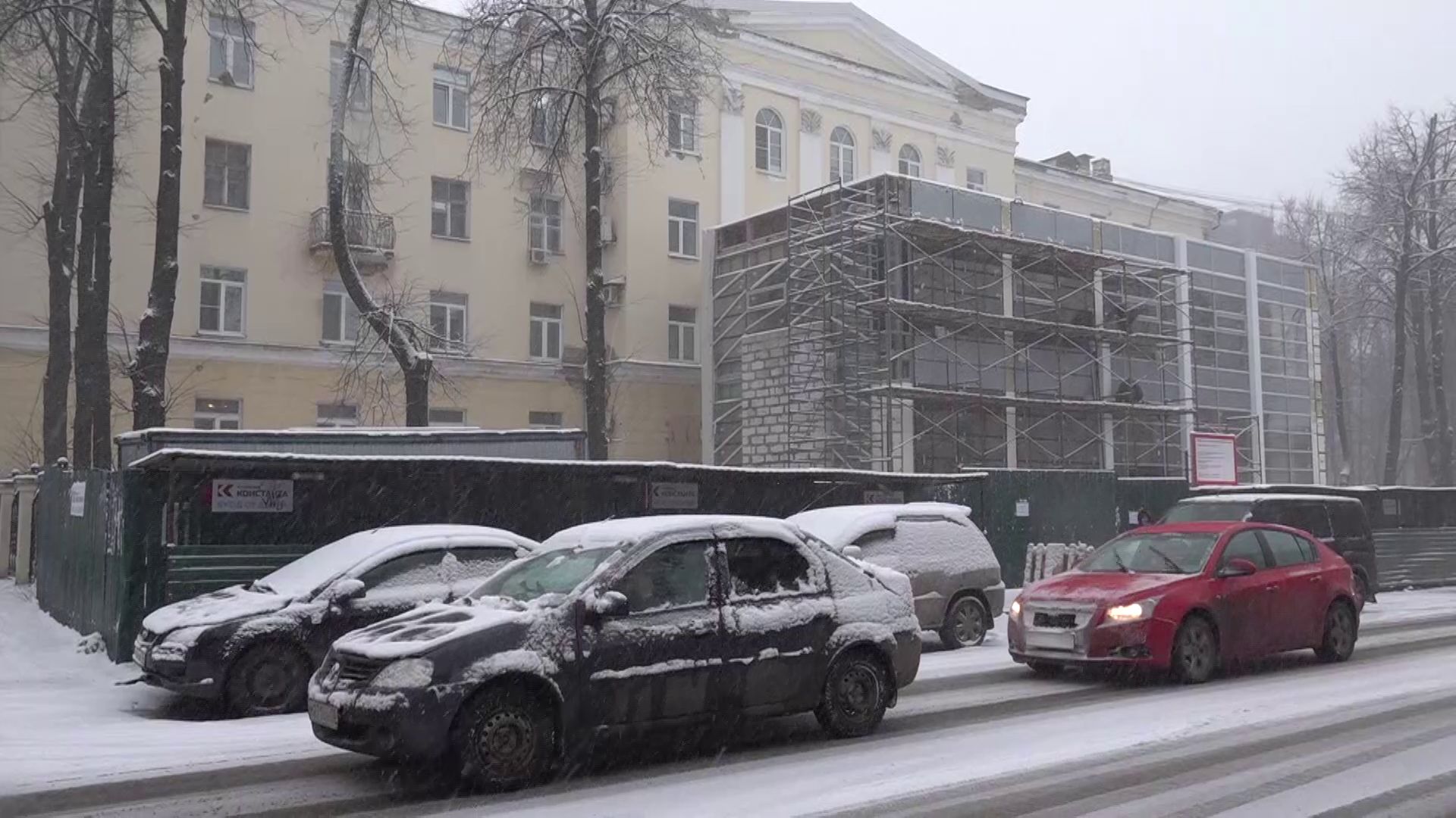Ярославцы не оценили новую пристройку к фасаду дома на улице Победы