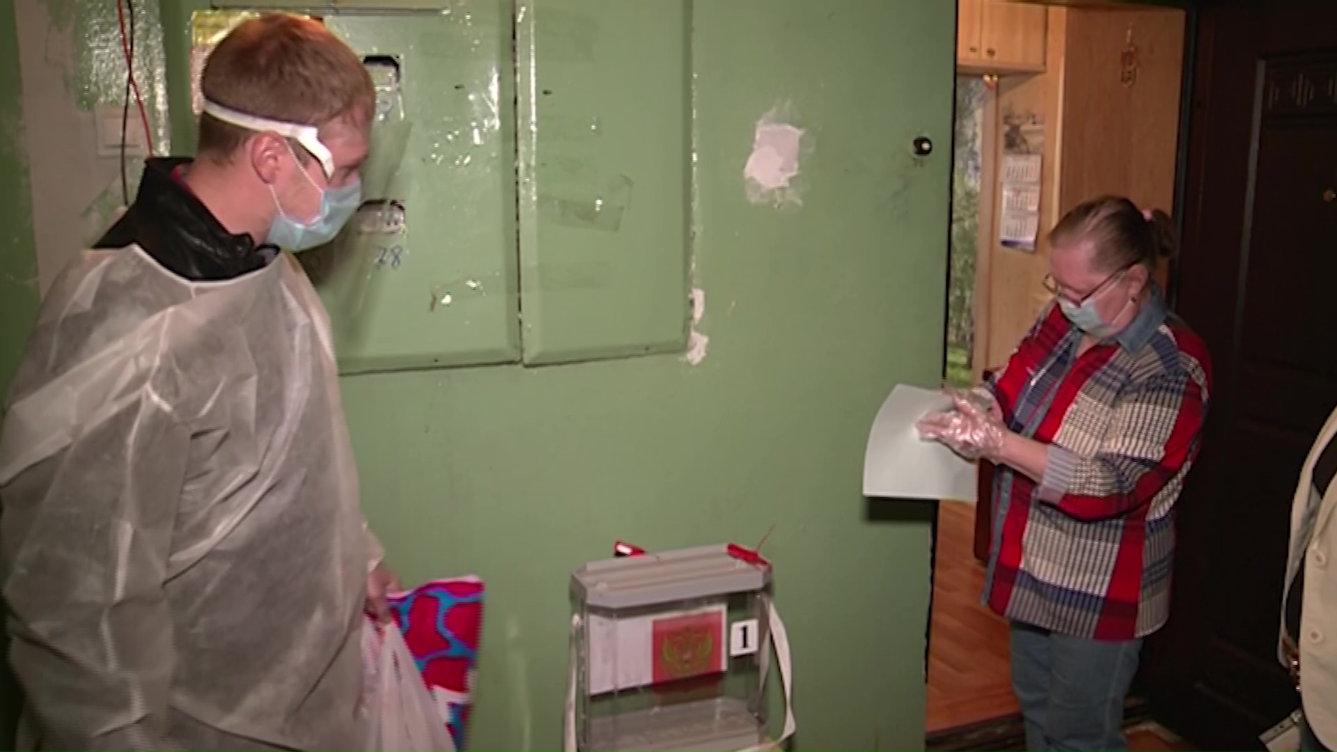 Сотрудники избиркома сами пришли к людям, которые не смогли самостоятельно добраться до участков