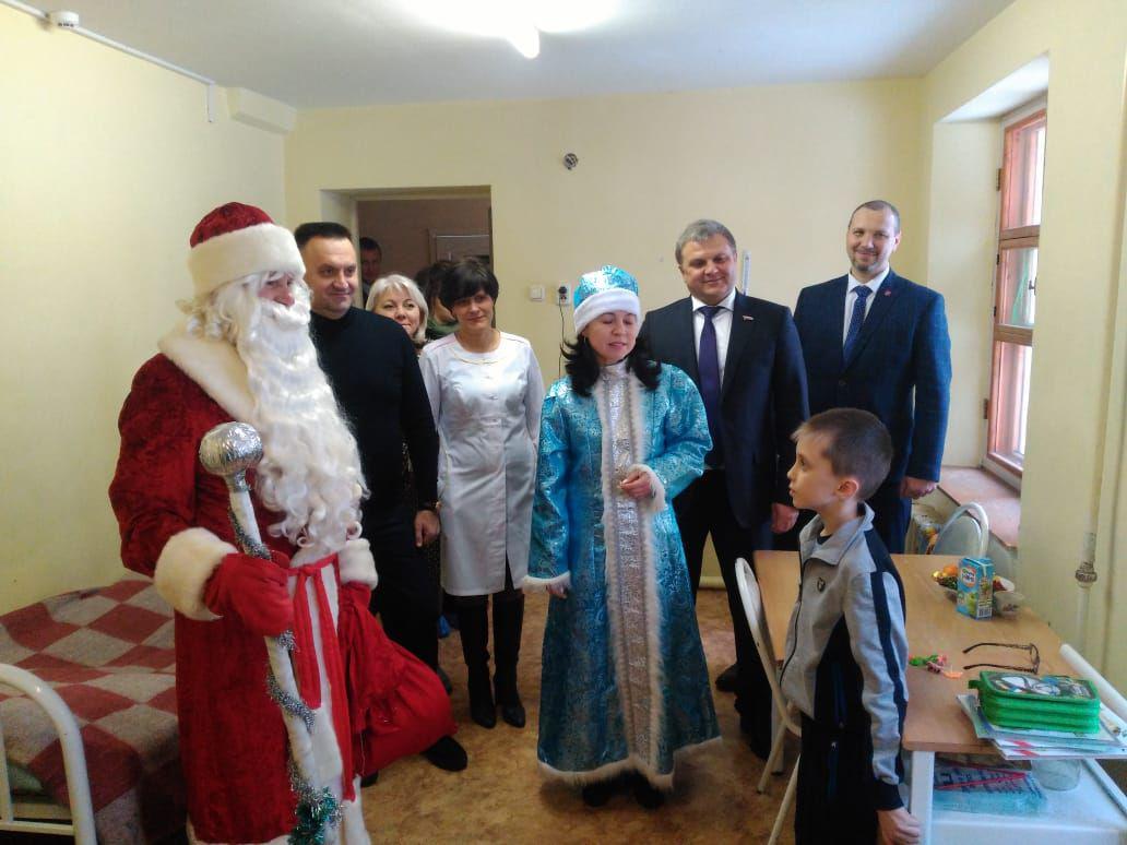 Председатель облдумы поздравил с Новым годом маленьких пациентов Ростовской ЦРБ