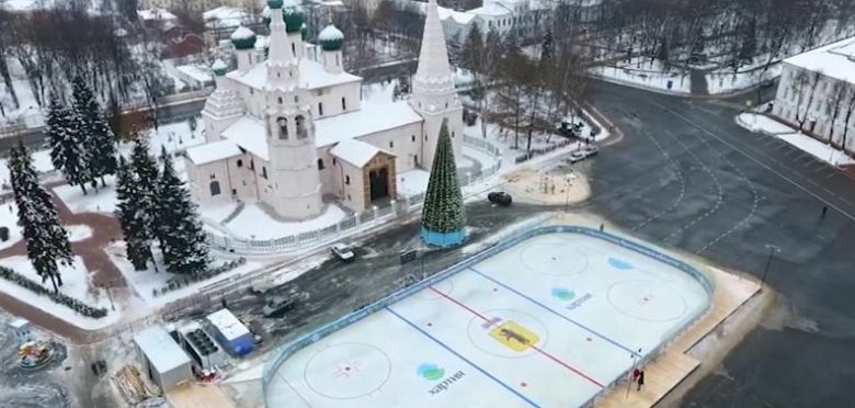 Скоро откроют: на Советской площади начали готовить каток