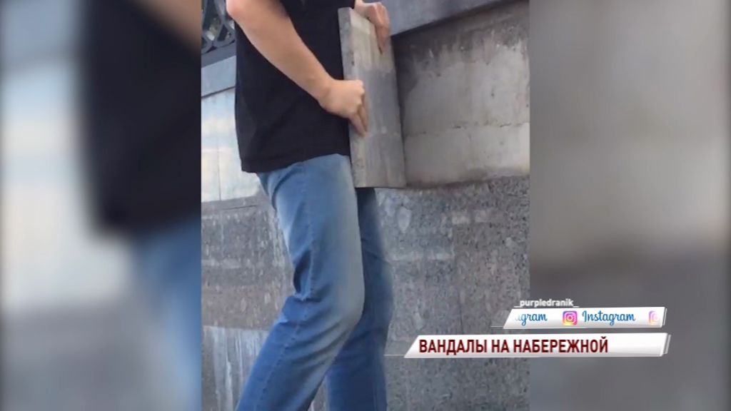 ВИДЕО: Вандалы на Волжской набережной отрывают две большие плитки от стены