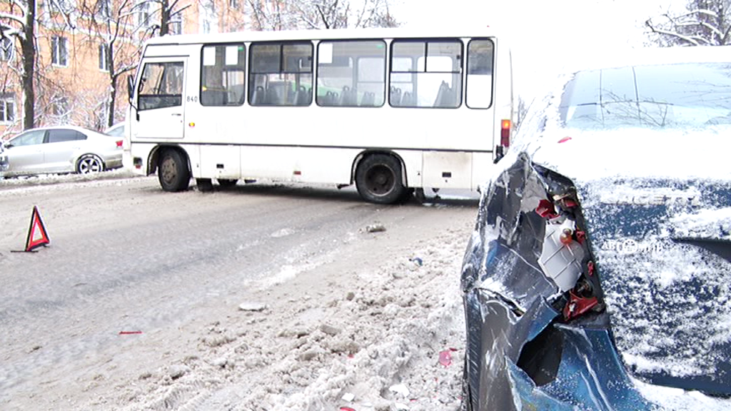 На Советской маршрутку развернуло поперек дороги: встали троллейбусы