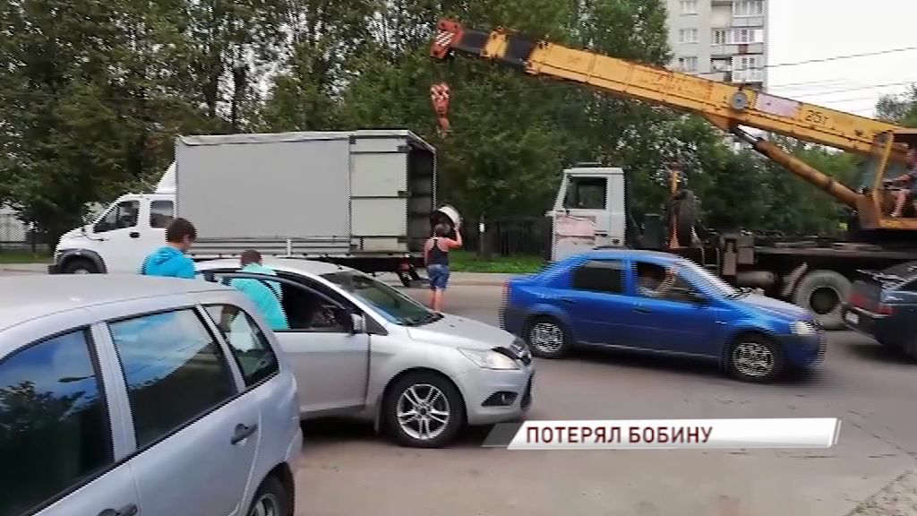 В центре Ярославля из «Газели» выпала бобина