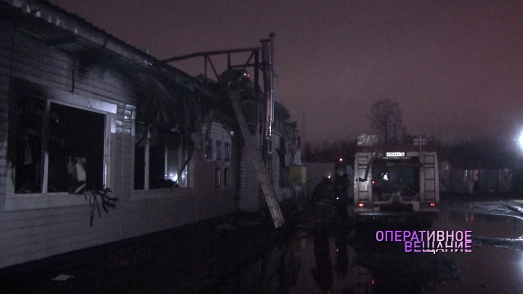 Полсотни пожарных боролись с огнем в здании бывшего автосервиса