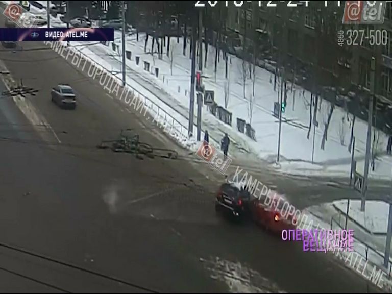 ВИДЕО: В Рыбинске дорогу не поделили внедорожник и легковушка