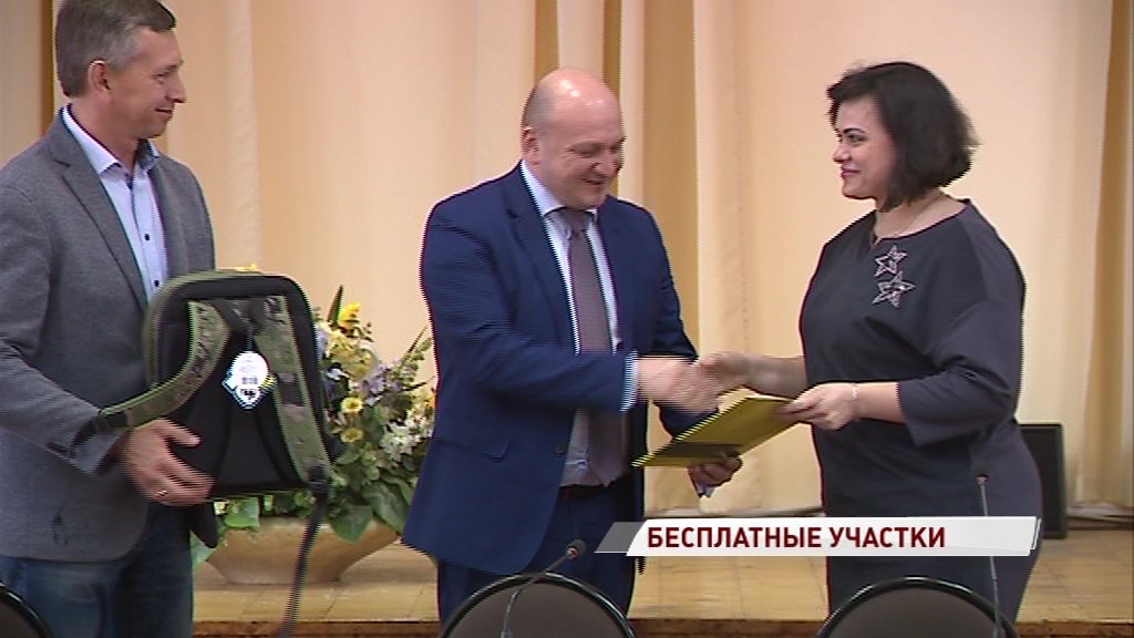 Семь многодетных семей получили в подарок участки для строительства домов