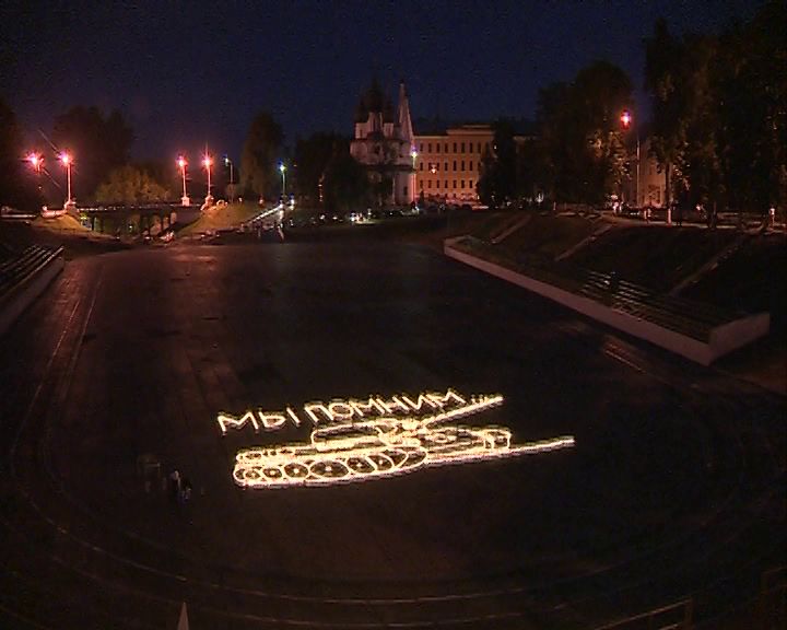 На Спартаковце в День памяти и скорби выложили танк Т-34 из пяти тысяч свечей