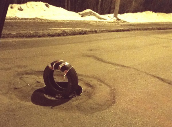 В Дзержинском районе полицейские задержали молодого мужчину, промышлявшего сдачей в металлолом крышек люков