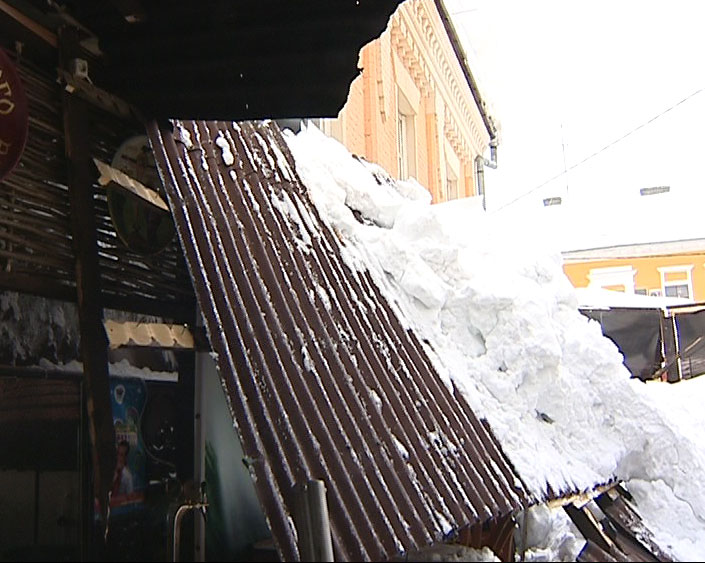 Снег проломил крышу